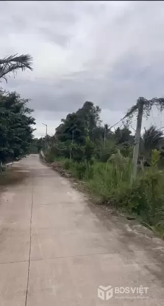 Bán đất mặt tiền đường beton xã Hòa Khánh Tây tdt 1350m2 ( 400m2 thổ) giá 2,7 tỷ