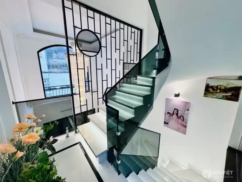 lạc long quân 42m x5 tầng 15,8 tỷ-ô tô đỗ cửa,ngõ thông kinh doanh,nội thất đẹp,gần hồ