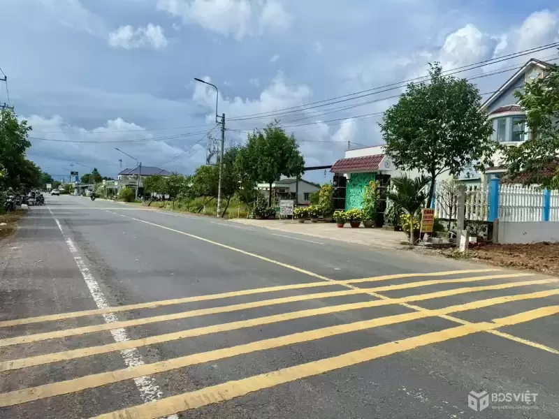 Bán đất thổ cư mặt tiền tỉnh lộ 832, An Nhựt Tân , Tân Trụ dt 300m2 giá 3,5 tỷ