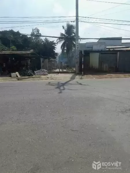 Bán đất mt Nguyễn Hữu Trí , xã Thanh Phú dt 141m2 ( 94m2 thổ) giá 5,2 tỷ