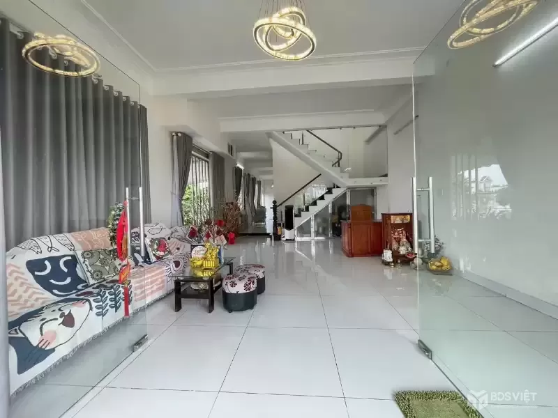 Bán nhà góc 2mt trong KDC Hưng Gia, thị trấn Bến Lức dt 237,5m2 1 lầu 3pn 2wc giá chốt 9,8 tỷ