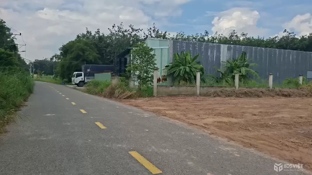 Bán đất mặt tiền Lai Hưng 137, Bến Cát tdt 1258m2 ( 300m2 thổ ) giá 7 tỷ