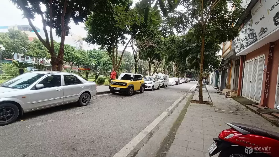 Bán nhà cũ dân xây , 3 tầng kiên cố Long Biên gần cầu Vĩnh Tuy, phố Trạm Long Biên