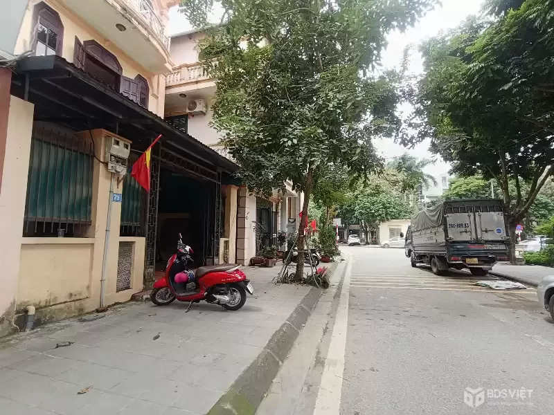 Bán nhà cũ dân xây , 3 tầng kiên cố Long Biên gần cầu Vĩnh Tuy, phố Trạm Long Biên