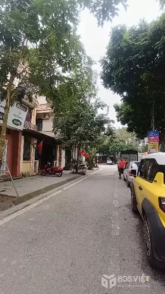 Bán nhà cũ dân xây , 3 tầng kiên cố Long Biên gần cầu Vĩnh Tuy, phố Trạm Long Biên