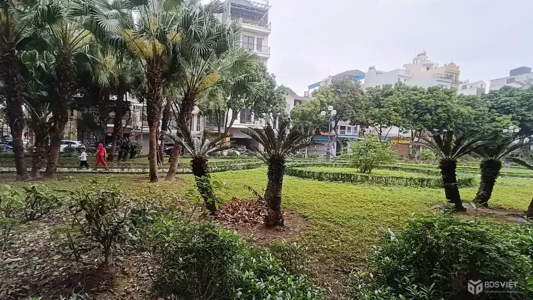 Bán nhà cũ dân xây , 3 tầng kiên cố Long Biên gần cầu Vĩnh Tuy, phố Trạm Long Biên