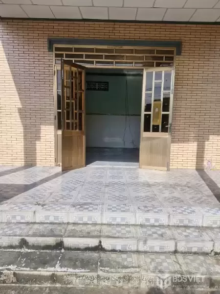 Bán nhà mt liên xã Long Định - Long Cang, xã Long Định,dt 300m2 full thổ 2pn 2wc giá 3 tỷ