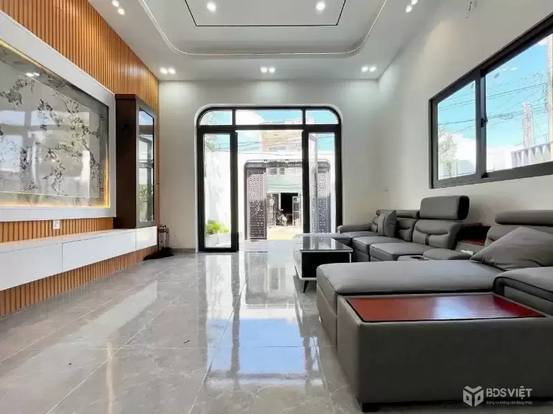 Bán nhà 2 mặt tiền xã Mỹ Hạnh Bắc dt 108m2 1 lầu 2pn,2wc , sân oto đã hoàn công giá 2,75 tỷ