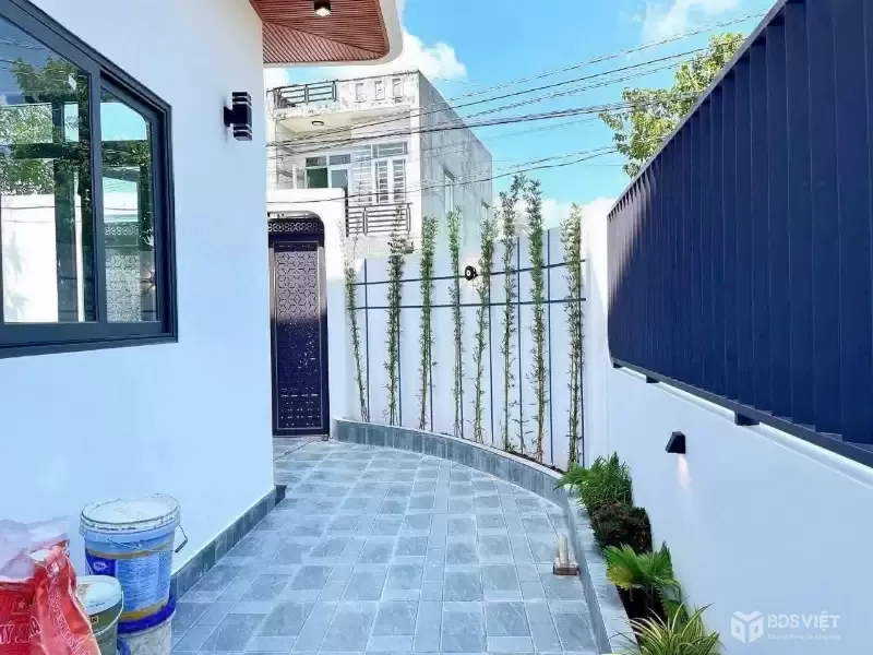 Bán nhà 2 mặt tiền xã Mỹ Hạnh Bắc dt 108m2 1 lầu 2pn,2wc , sân oto đã hoàn công giá 2,75 tỷ