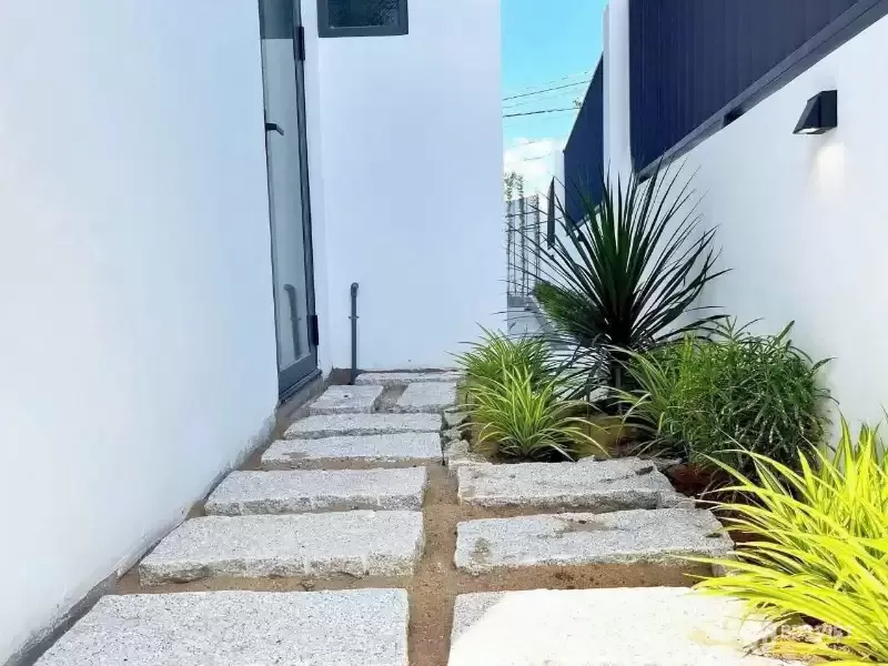 Bán nhà 2 mặt tiền xã Mỹ Hạnh Bắc dt 108m2 1 lầu 2pn,2wc , sân oto đã hoàn công giá 2,75 tỷ