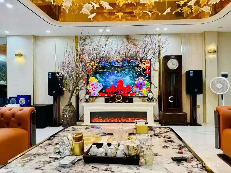 HOA HẬU PHỐ TRẠM - MỚI KÍNH KOONG - 8 TẦNG - THANG MÁY - GARA 2 Ô TÔ , NỘI THẤT CAO CẤP