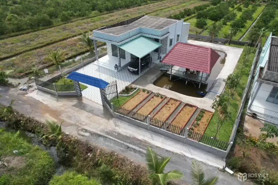 Bán nhà vườn thuỷ tạ xã Bình Đức tdt 709m2 có 2pn,1wc, sân oto giá 1,9 tỷ