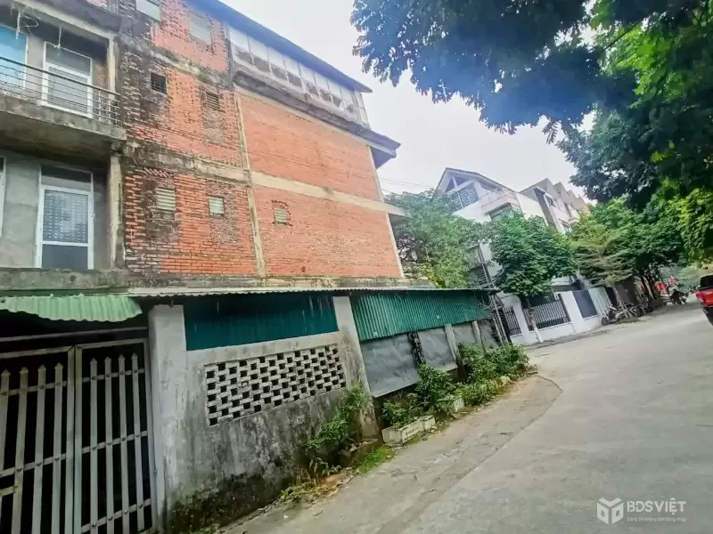 Chính chủ cần bán căn biệt thự liền kề Lô góc thoáng Khoang Phùng, đường nội khu rộng, vỉa hè thoáng, ô tô dừng đỗ thuận tiện, phù hợp khách hàng cần nhà để ở, làm văn phòng, kinh doanh hoặc đầu tư lâu dài.

Vị trí có lợi thế lớn về giao thông khi 