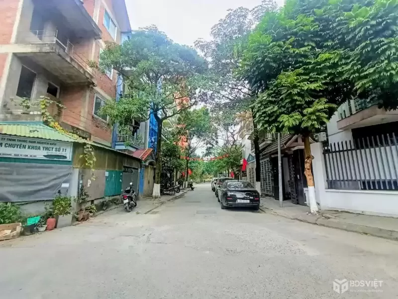 Chính chủ cần bán căn biệt thự liền kề Lô góc thoáng Khoang Phùng, đường nội khu rộng, vỉa hè thoáng, ô tô dừng đỗ thuận tiện, phù hợp khách hàng cần nhà để ở, làm văn phòng, kinh doanh hoặc đầu tư lâu dài.

Vị trí có lợi thế lớn về giao thông khi 