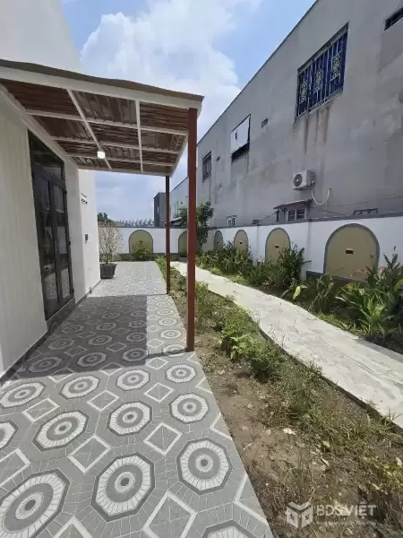 Bán villa sân vườn hồ bơi Long Thượng, Cần Giuộc dt550m2 , 3pn,2wc giá 5,6 tỷ