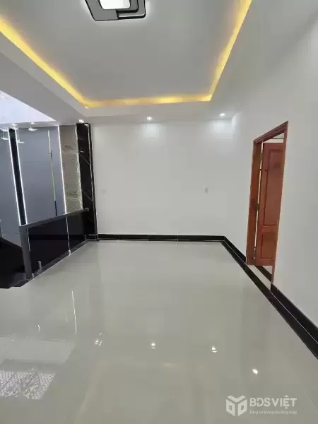 Bán Villa sân vườn kế chợ Long Thượng dt 198m2 , 1 lầu , 3pn,3wc giá 4,6 tỷ