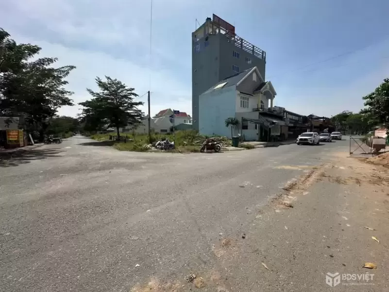 Bán đất thổ cư góc 2 mt đường KDC Hưng Gia, thị trấn Bến Lức dt 244,6m2 giá giảm còn 7,5 tỷ