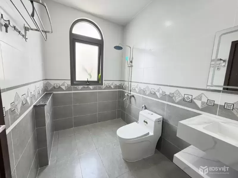 Bán nhà hẻm 8m Liên khu 4-5, Bình Hưng Hòa B góc 2 mt , 1 lầu ,3 pn ,3wc giá 5,6 tỷ