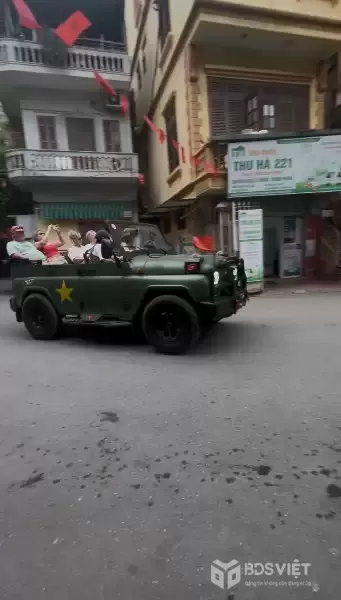 CHƯA TỚI 10 TỶ 2 OTO CHẠY, XE JEEP DU LỊCH ĐI QUA NHÀ ,2' TỚI VĂN MIẾU ?