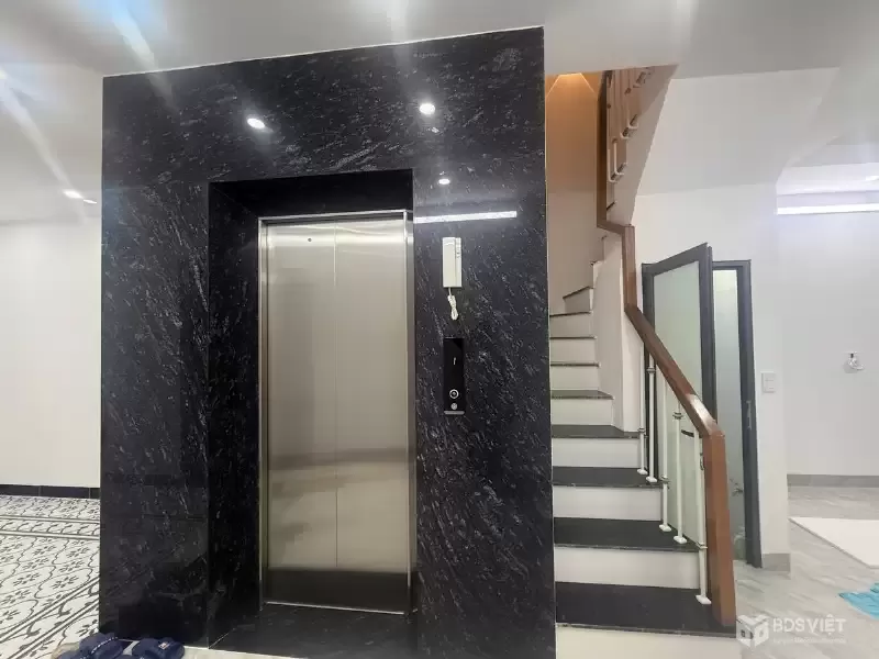 Bán Nhà Ngõ Hòa Bình 48m2.  6 tầng. mặt tiền 4.4m. giá 11.5 tỷ Đống Đa Hà Nội