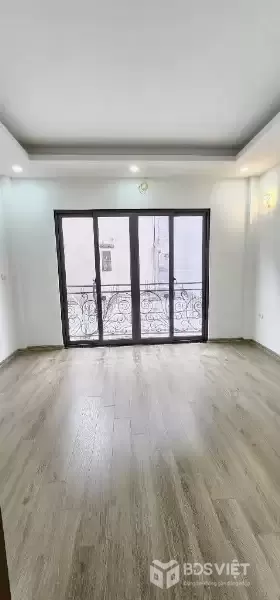 ???? Nhà mới Trần Đại Nghĩa – Hai Bà Trưng • DT 55m² x 5 tầng, có thang máy • Nhà 2 mặt thoáng, sáng, mặt tiền rộng • Tổng 7 phòng ngủ, tối ưu công năng ???? Gần nhiều trường đại học lớn ✔ Ở kết hợp cho thuê rất tốt ???? Pháp lý rõ ràng ???? liên hệ 