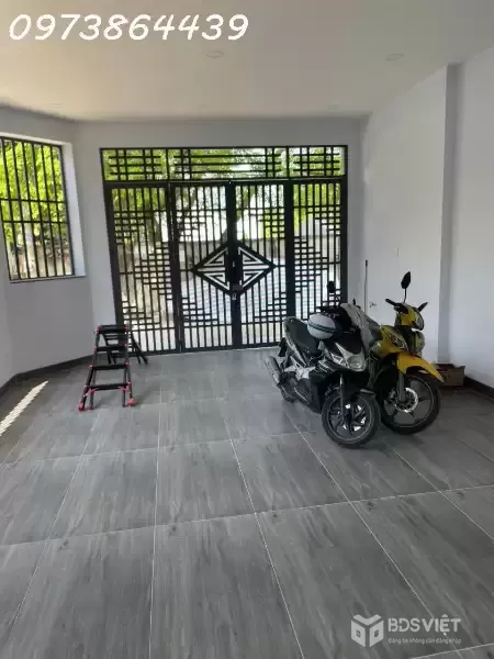 SIÊU PHẨM LÔ GÓC 4 TẦNG – THANG MÁY XỊN – GARA 2 Ô TÔ – GẦN SONG HÀNH - LÊ LỢI - HÓC MÔN