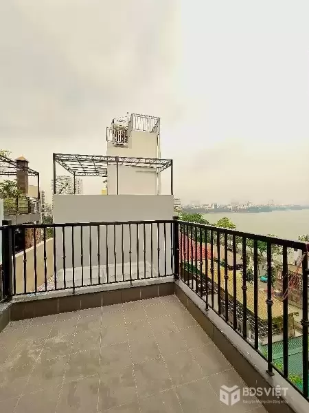 thụy khuê 30m x7 tầng thang máy 12 tỷ view hồ,cách phố 20m,ngõ thông ra hồ