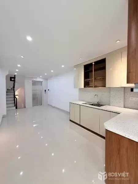 nguyễn khang 36m x7 tầng thang máy 13,6 tỷ gần phố,vf3 đỗ cửa,ngõ thông