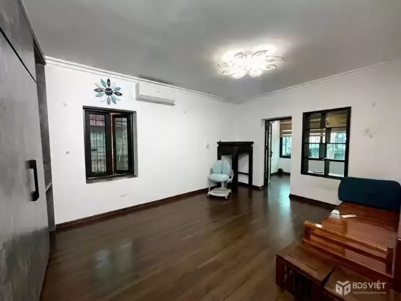 tập thể nghĩa tân 60m 2 ngủ giá 4,5 tỷ ô tô đỗ chân tòa