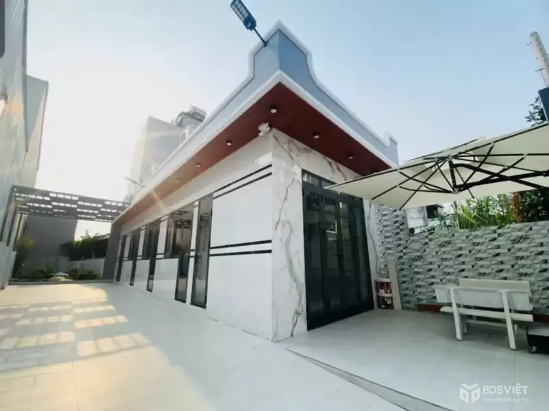 NHÀ BÈ- ÔTÔ VÔ SÂN- 160M2- NGANG NỞ HẬU 8M- NHÀ SÂN VUỜN THOÁNG MÁT- CHỈ 6Ty8