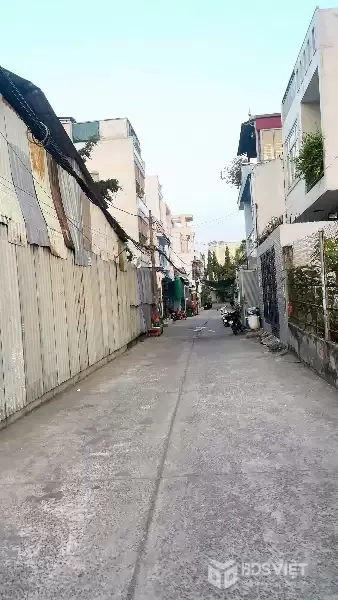 CẦN BÁN 128M2 NHÀ 2,5 ĐẸP CÓ SÂN VƯỜN XE HƠI TẬN NHÀ