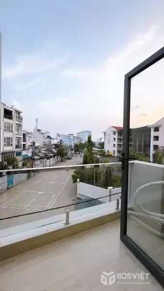 ĐOÀN VĂN BƠ – NHÀ 3 TẦNG NHỎ XINH – XÁCH VALI VÀO Ở NGAY???? Giá chính chủ: 3.5 TỶ – bớt Lộc Cách hẻm xe hơi chỉ 2–3 căn,