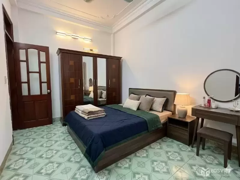 ???? SIÊU PHẨM ! NGHĨA ĐÔ - CẦU GIẤY - HÀ NỘI - CHỈ CÁCH 2 NHÀ RA CHỢ, Ô TÔ TRÁNH, XÁCH VALI VÀO Ở NGAY ???? 55M² x 4 NGỦ 
- MẶT TIỀN KHỦNG!