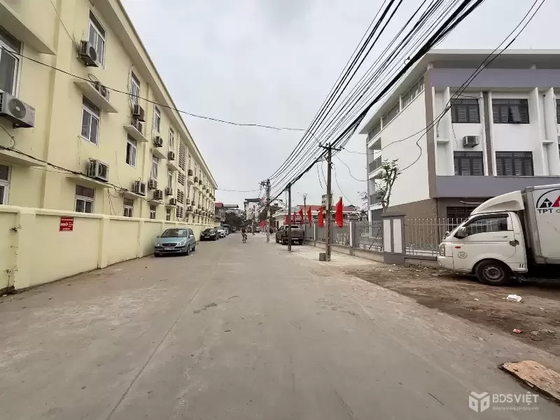 HÀNG HIẾM – ĐẤU GIÁ SÁP MAI – VỈA HÈ – Ô TÔ TRÁNH . Diện tích: 69m² Mt 5m – vuông đẹp, dễ xây. Đường thông rộng – 2 ô tô tránh – vỉa hè 3m