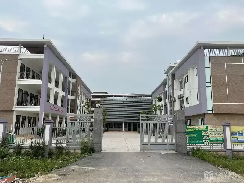HÀNG HIẾM – ĐẤU GIÁ SÁP MAI – VỈA HÈ – Ô TÔ TRÁNH . Diện tích: 69m² Mt 5m – vuông đẹp, dễ xây. Đường thông rộng – 2 ô tô tránh – vỉa hè 3m