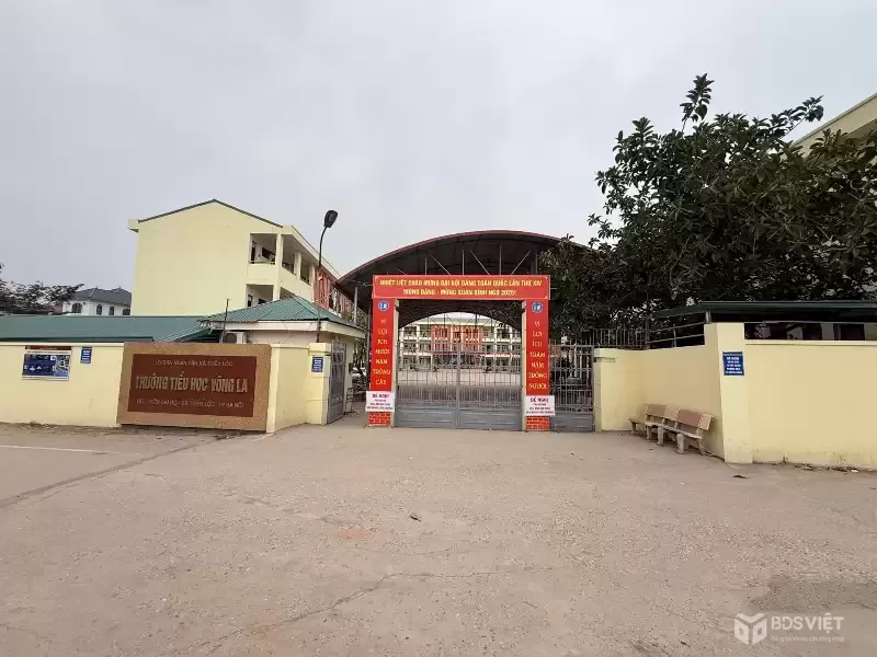 HÀNG HIẾM – ĐẤU GIÁ SÁP MAI – VỈA HÈ – Ô TÔ TRÁNH . Diện tích: 69m² Mt 5m – vuông đẹp, dễ xây. Đường thông rộng – 2 ô tô tránh – vỉa hè 3m