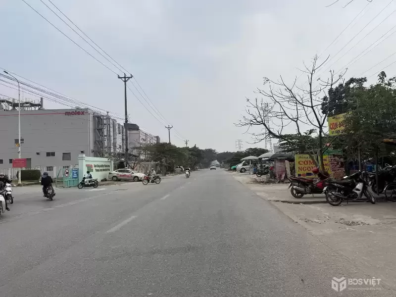 HÀNG HIẾM – ĐẤU GIÁ SÁP MAI – VỈA HÈ – Ô TÔ TRÁNH . Diện tích: 69m² Mt 5m – vuông đẹp, dễ xây. Đường thông rộng – 2 ô tô tránh – vỉa hè 3m